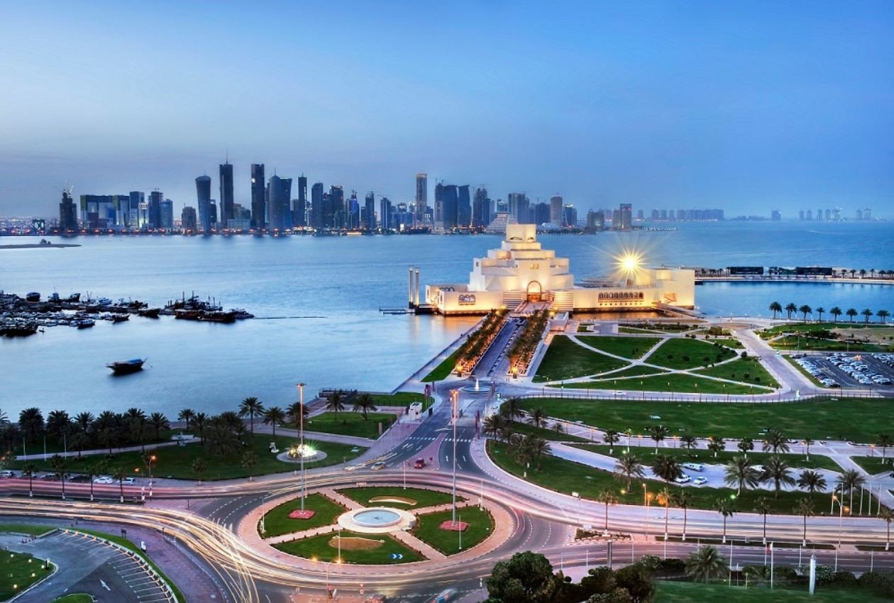 1- قطر
تتربع قطر على عرش التصنيف كأغنى دول في العالم من حيث نصيب الفرد من الناتج المحلي والذي يتجاوز 146 ألف دولار.
يؤمن النفط والغاز أكثر من 50 بالمئة من إجمالي الناتج المحلي، ما نسبته 85 بالمئة من صادرتها وحجم ميزانيتها.