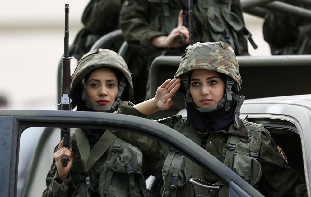 جنديتان من قوات حرس الرئيس الفلسطيني خلال تدريبات مشتركة مع قوات الأمن الفلسطيني في مدينة أريحا الضفة الغربية فلسطين