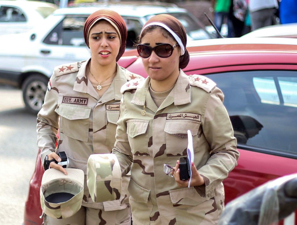 جنديتان مصريتان في القاهرة