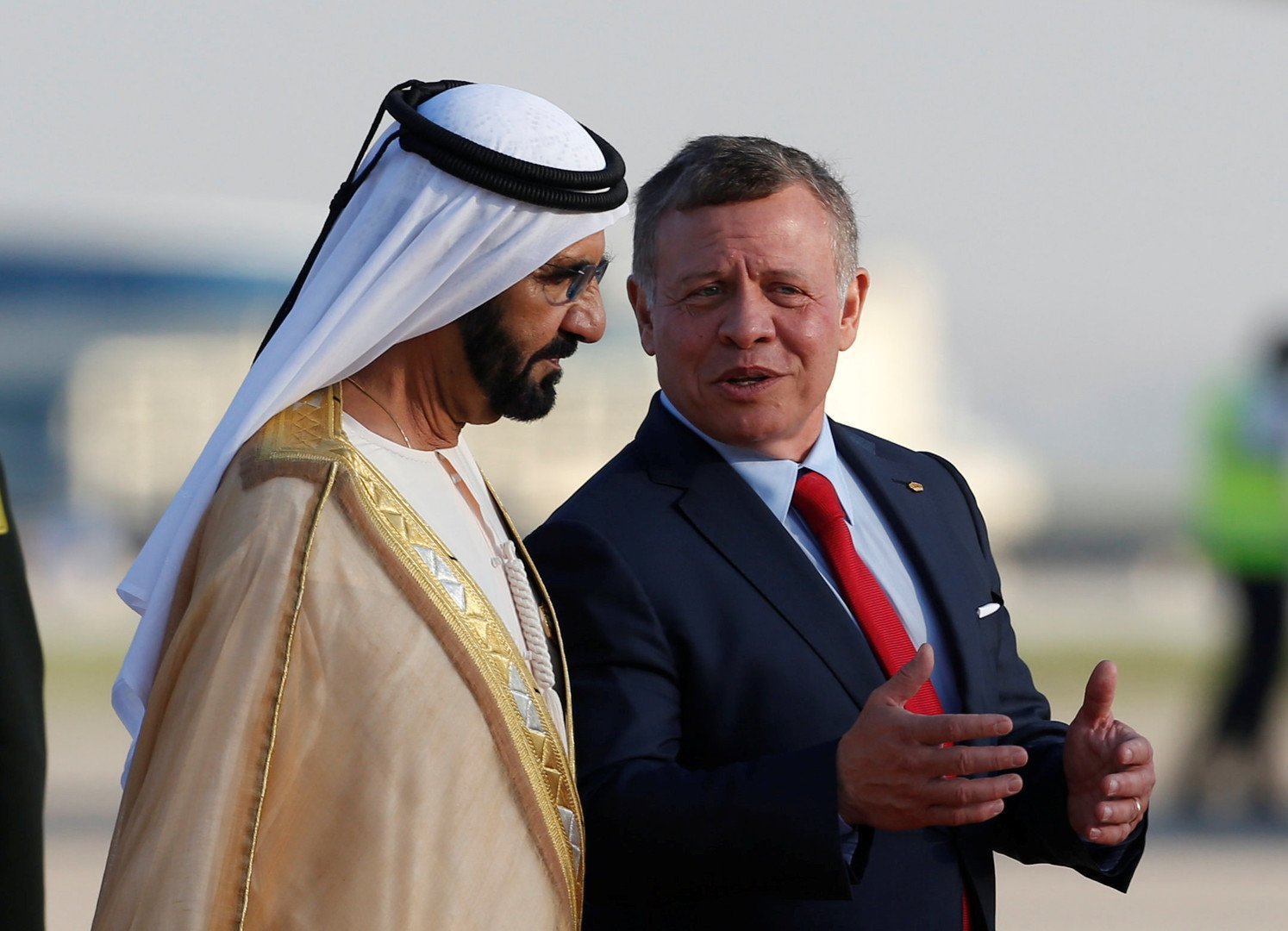 حاكم دبي الشيخ محمد بن راشد آل مكتوم يتبادل أطراف الحديث مع ملك الأردن عبدالله الثاني 