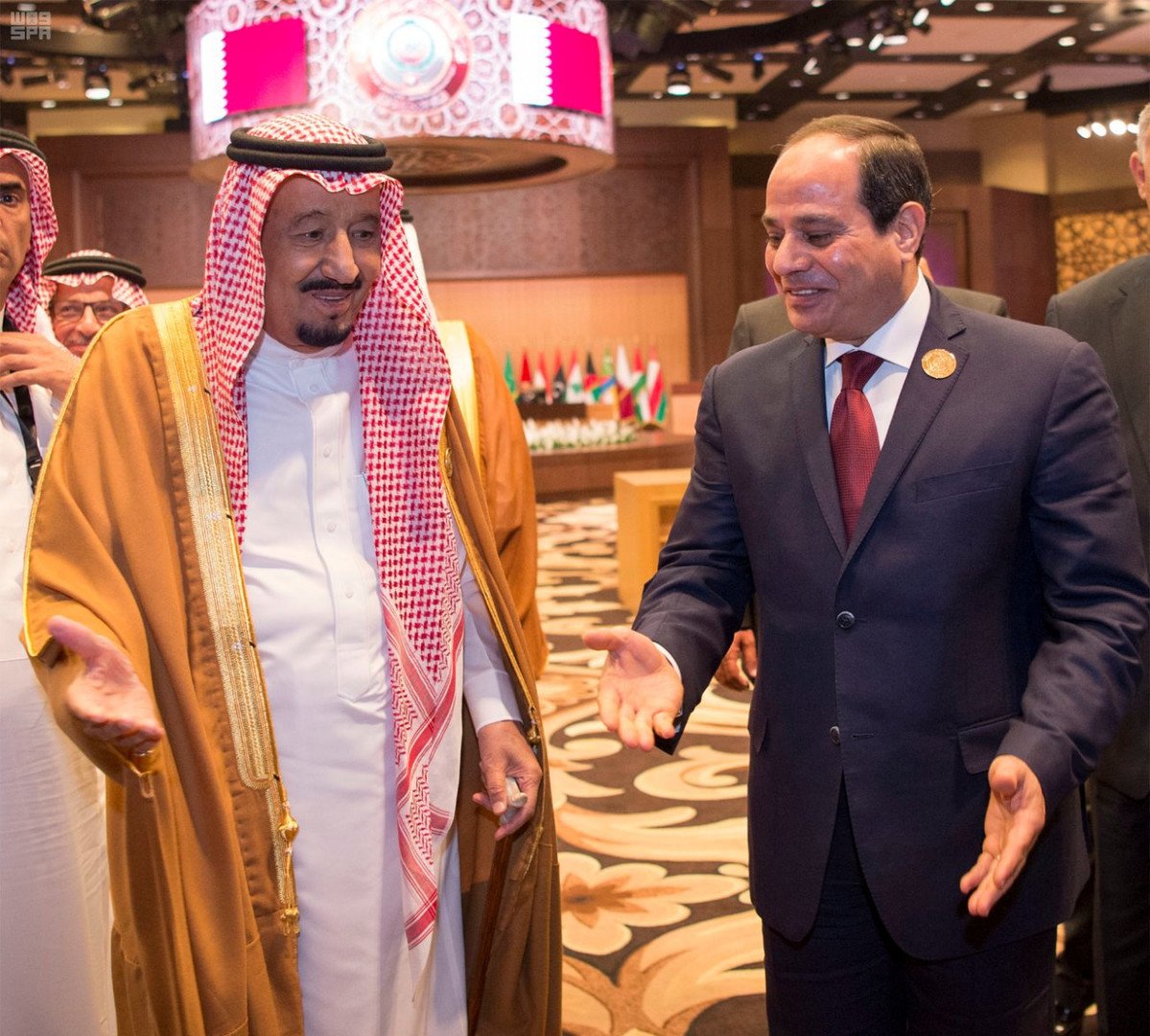 صورة تجمع الرئيس المصري عبدالفتاح السيسي بالملك السعودي سلمان بن عبد العزيز