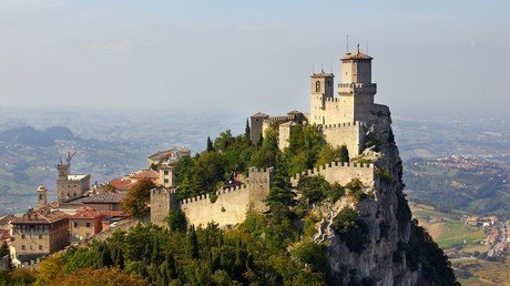 10 – سان - مارينو
خامس أصغر بلد في العالم.. يبلغ عدد سكان هذا البلد الأوروبي 32 ألفا، إلا أن مواطنيها يعدون من أكثر سكان العالم استقلالية، وذلك بسبب انخفاض الضرائب بنسبة أقل بالثلث عما هو عليه في باقي أوروبا.
تتجاوز حصة الفرد من الناتج المحلي الإجمالي 64 ألف دولار سنويا.