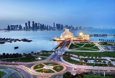 1- قطر
تتربع قطر على عرش التصنيف كأغنى دول في العالم من حيث نصيب الفرد من الناتج المحلي والذي يتجاوز 146 ألف دولار.
يؤمن النفط والغاز أكثر من 50 بالمئة من إجمالي الناتج المحلي، ما نسبته 85 بالمئة من صادرتها وحجم ميزانيتها.