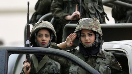 جنديتان من قوات حرس الرئيس الفلسطيني خلال تدريبات مشتركة مع قوات الأمن الفلسطيني في مدينة أريحا الضفة الغربية فلسطين