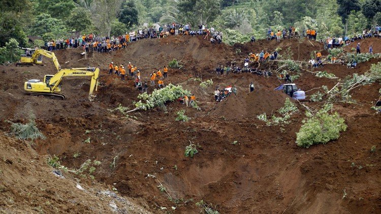 محاصرة نحو 30 شخصا تحت الأنقاض في إندونيسيا