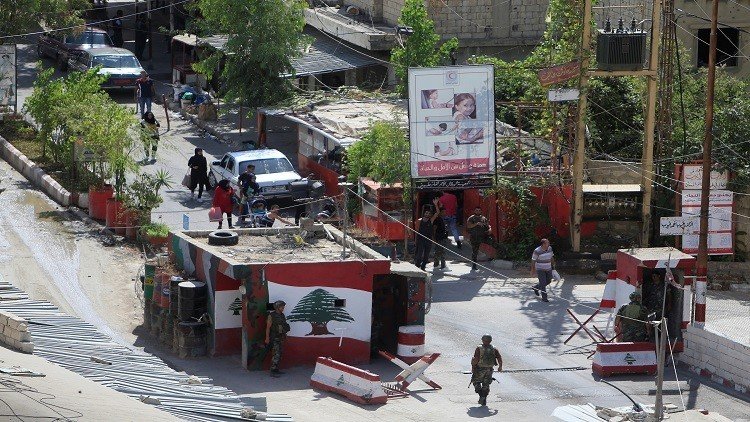 بالفيديو.. تصاعد حدة القتال بين الفصائل الفلسطينية والجماعات الإسلامية في مخيم عين الحلوة بلبنان 