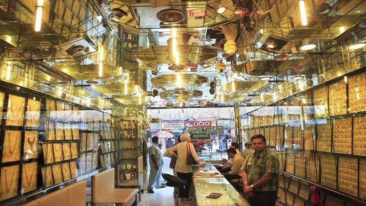 المخاطر السياسية تدفع الذهب إلى الصعود