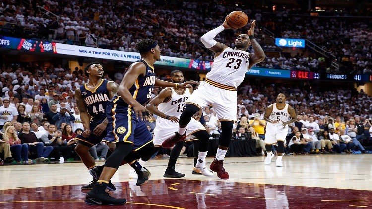 حامل اللقب كافاليرز يفوز في بداية مسيرته بالأدوار الاقصائية للـNBA