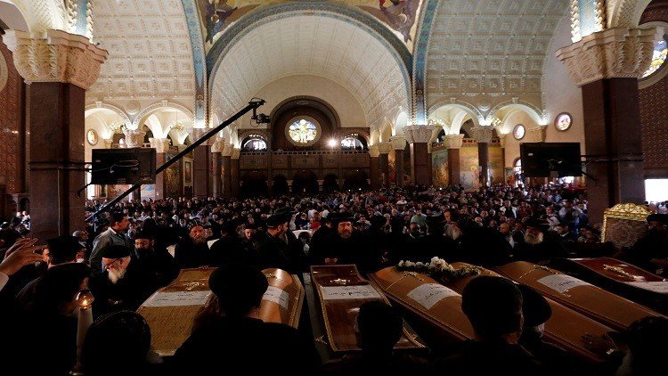 أقباط مصر يتوافدون على كنيسة في طنطا لتأبين ضحاياهم