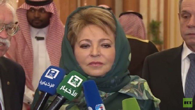 ماتفيينكو تشرح سبب ارتدائها غطاء رأس وملابس خضراء في الرياض