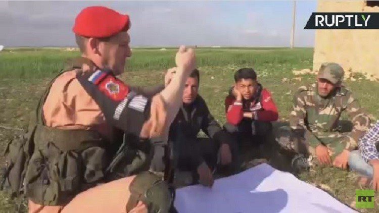 الشرطة العسكرية الروسية تدرب أهالي قرى ريف حلب