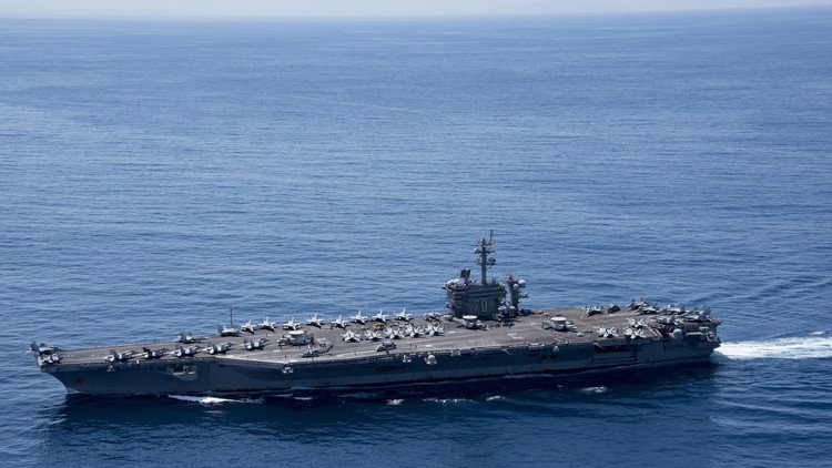 حاملة الطائرات  "Carl Vinson"  تسير  أثناء نومها!