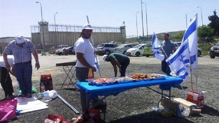 إسرائيل.. حفلات شواء في محيط معتقل عوفر لـ"كسر إرادة" الأسرى الفلسطينيين المضربين عن الطعام