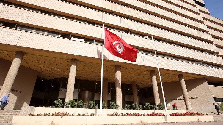 المركزي التونسي يتخذ إجراء لكبح هبوط الدينار