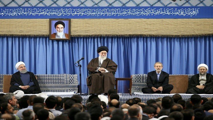 خامنئي ينتقد روحاني وسط احتدام التنافس الرئاسي