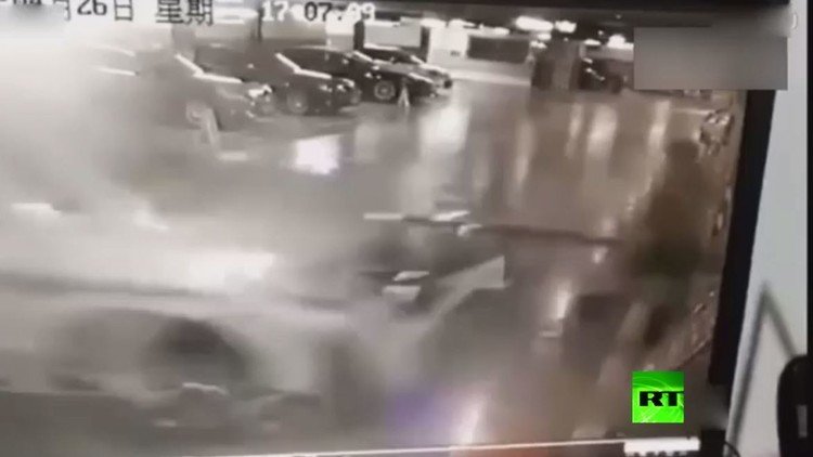 بالفيديو.. مقتل شرطية بحادث دهس مروع