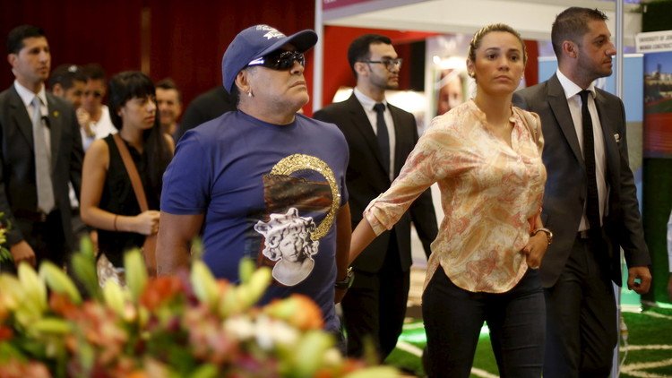 صديقة مارادونا تكرر ما فعله مع إنجلترا 
