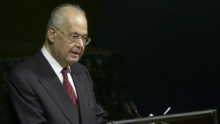 رئيس وزراء لبنان السابق يصوم تضامنا مع الأسرى الفلسطينيين
