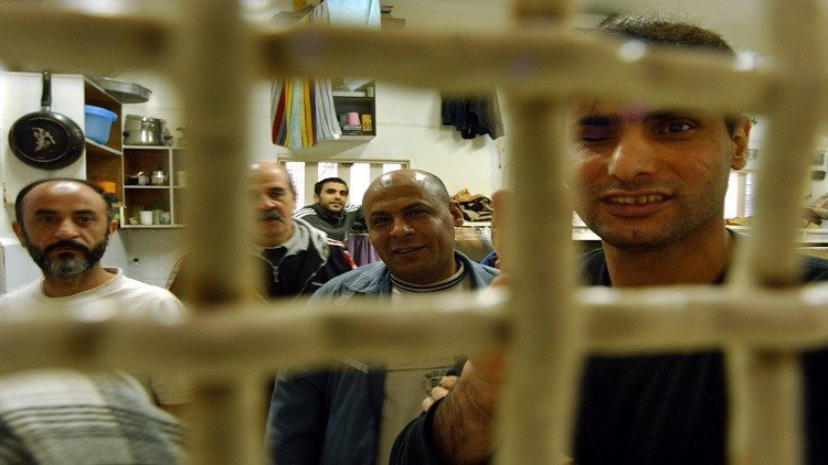 إسرائيل تنقل الأسرى الفلسطينيين المضربين في