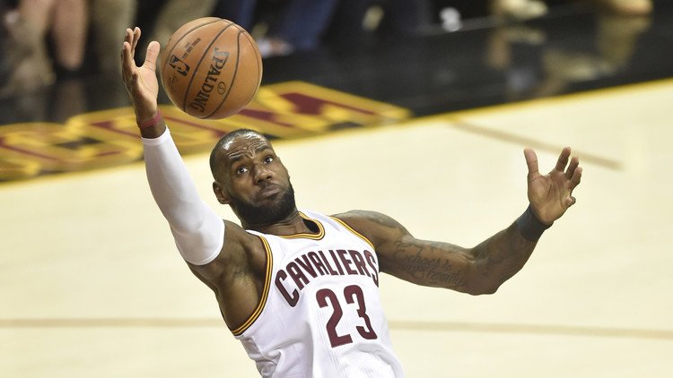 ليبرون جيمس يتألق ويقود فريقه للفوز في الـNBA