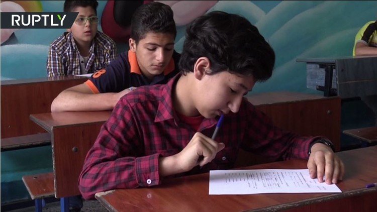 تلاميذ الصف السابع في حلب يجرون امتحانا باللغة الروسية