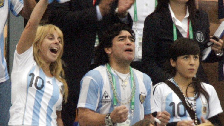 مارادونا: خرجت من الغيبوبة بفضل ابنتي