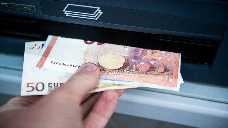 اليورو يتراجع من أعلى مستوى وصله بعد فوز ماكرون