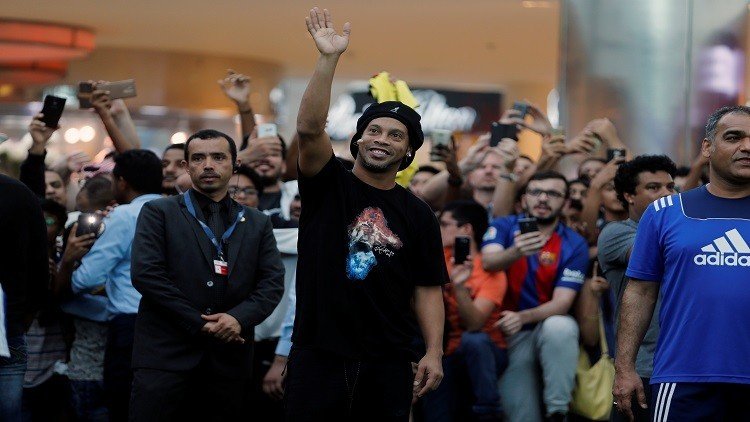 استقبال جماهيري لمارادونا ورونالدينيو بالبحرين