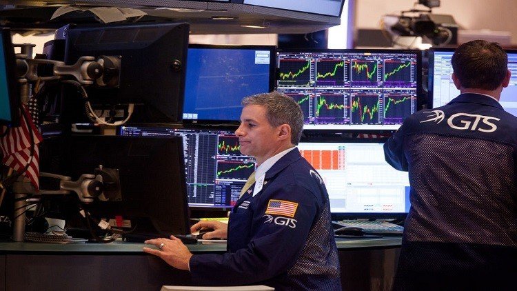 الأسهم الأمريكية تنخفض بعد إقالة كومي