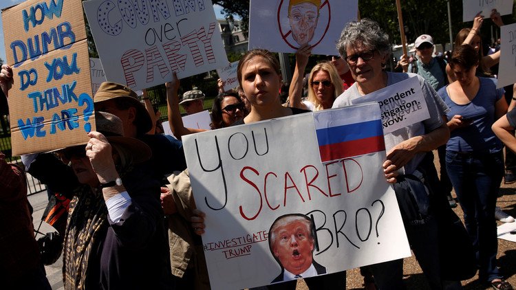 العدل الأمريكية تتهم مدير الـFBI بتجاوز صلاحياته واحتجاجات أمام البيت الأبيض على إقالته