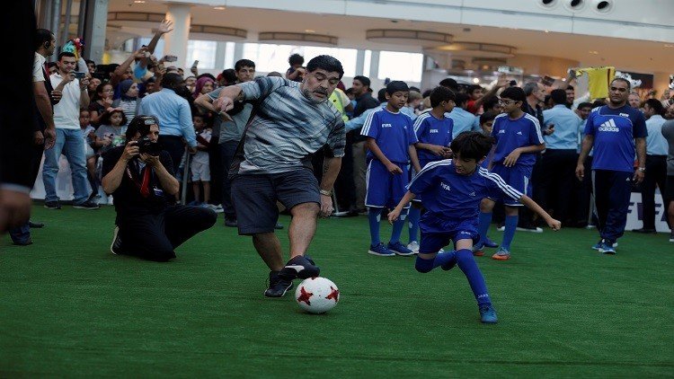بالفيديو.. طفل يسقط مارادونا في البحرين