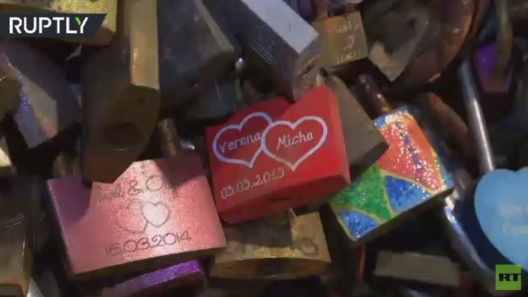 أول مزاد في العالم لبيع "أقفال الحب" في باريس