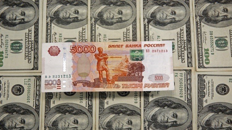 "بلومبرغ" تعلن كيفية تدخل الحكومة الروسية بسعر الروبل