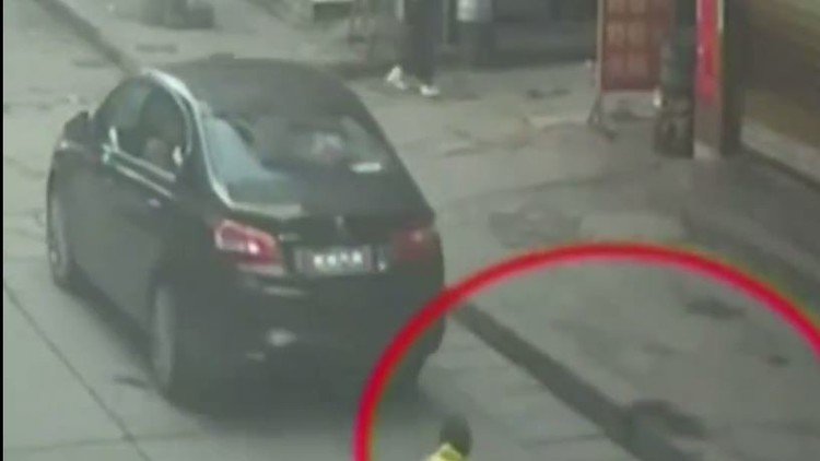 العناية الإلاهية تنقذ طفلة مرت من فوقها سيارة!