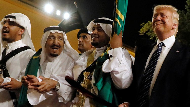 شاهد بالفيديو.. ترامب ينضم للملك سلمان في رقصة العرضة!