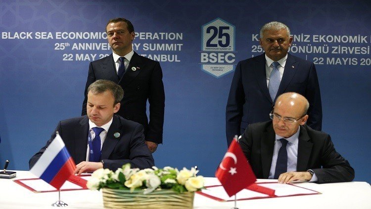 موسكو وأنقرة توقعان بيانا مشتركا لرفع القيود التجارية