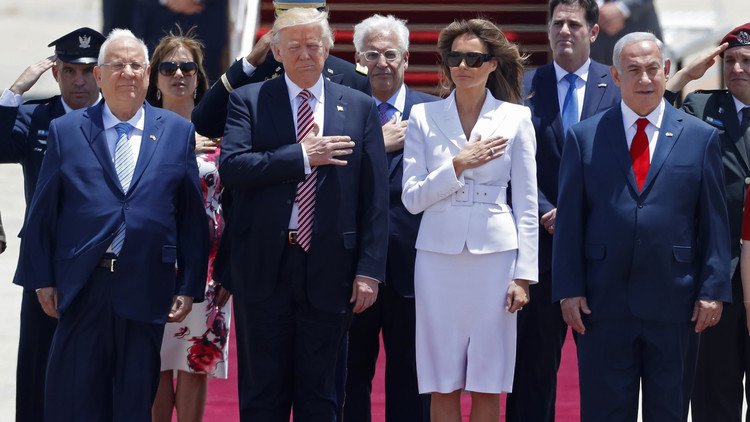 ميلانيا تحرج ترامب برفضها إمساك يده في إسرائيل