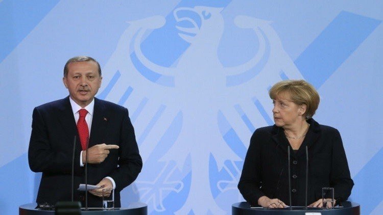 أردوغان يلوم ميركل على منح اللجوء لمتورطين في الانقلاب
