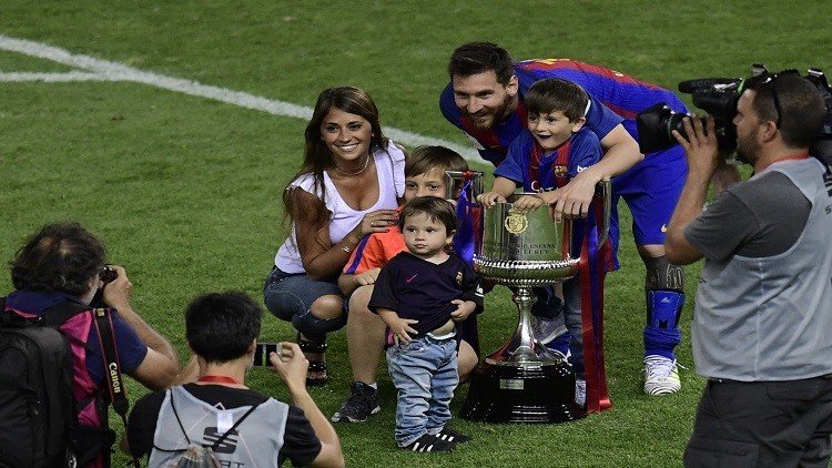 بالصور.. عائلات نجوم برشلونة تشاركهم الاحتفال بكأس الملك