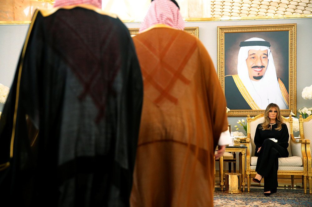 ميلانيا ترامب على خلفية صورة الملك سلمان