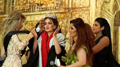 لحظة تتويج الفائزة باللقب