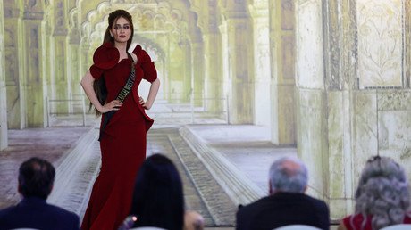 فيان خلال عرض ملابس السهرة