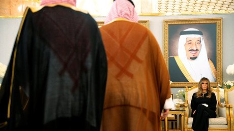ميلانيا ترامب على خلفية صورة الملك سلمان