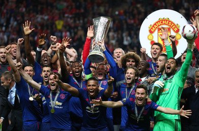 لاعبو فريق "مانشستر يونايتد" لكرة القدم يحتفلون بفوزهم بكأس الدوري الأوروبي، السويد 24 مايو/ أيار 2017