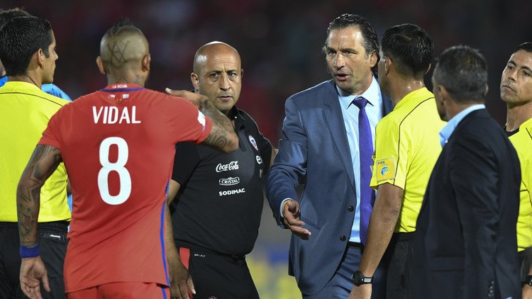 مدرب تشيلي: نستطيع الفوز بكأس القارات