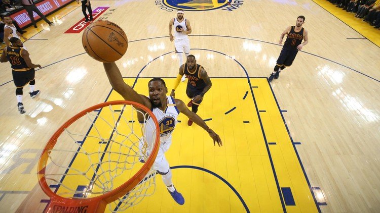 فوز لغولدن ستيت على كليفلاند كافاليرز في أولى مبارايات نهائي الـNBA
