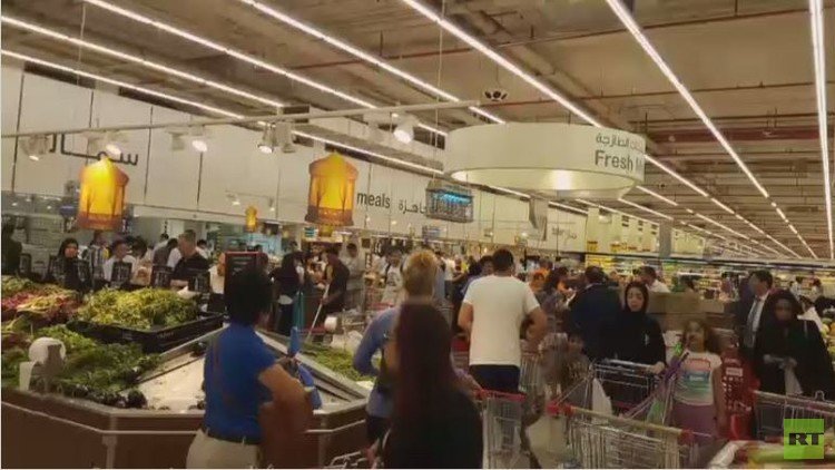 القطريون يتهافتون على المواد الغذائية وطهران مستعدة لتأمينها