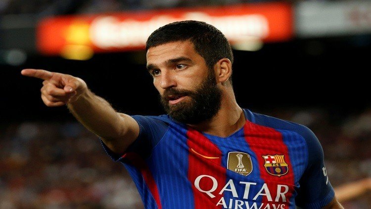 أردا توران يعتدي على صحافي تركي 