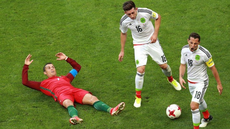 أول بطاقة صفراء في كأس القارات 2017 .. مكسيكية 
