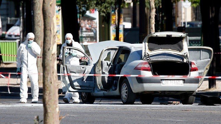 بالصور والفيديو.. تفتيش جثة سائق السيارة الذي صدم دورية للشرطة في باريس